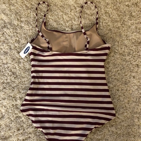 Old navy swimsuit - Picture 2 of 4